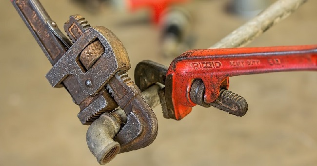 A kép illusztráció, melyen vízszereléshez is használatos szerszámok láthatók.