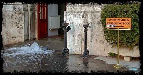 A képen egy épület előtt kialakult csőtörés látható.