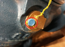 A képen egy vízmérő oldala látható, melyen a hitelesítési év találhatósága lett pirossal bekarikázva a kép közepén, a fém plombán.
