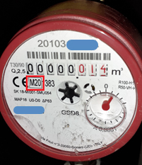 A képen egy vízmérő óra számlapja látható, melynek bal oldalt közében, a CE jelölés utáni szám jelzi a hitelesítés évét.