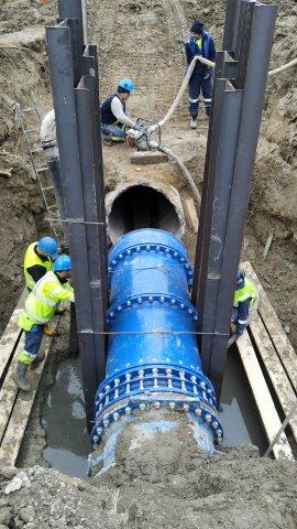 A munkások betont öntenek a lecserélt csővezeték alá a képen.