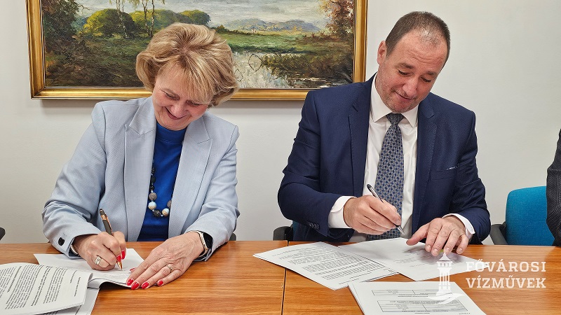 The moments of signing the framework agreement. A picture of Ildikó Borosné Szűts, the CEO of Budapest Spas cPlc and Géza Csörnyei, the CEO of Budapest Waterworks.