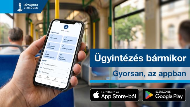 A képen egy mobiltelefont tartó ember keze látható, aki az applikációban éppen ügyintéz, miközben buszon utazik. 
