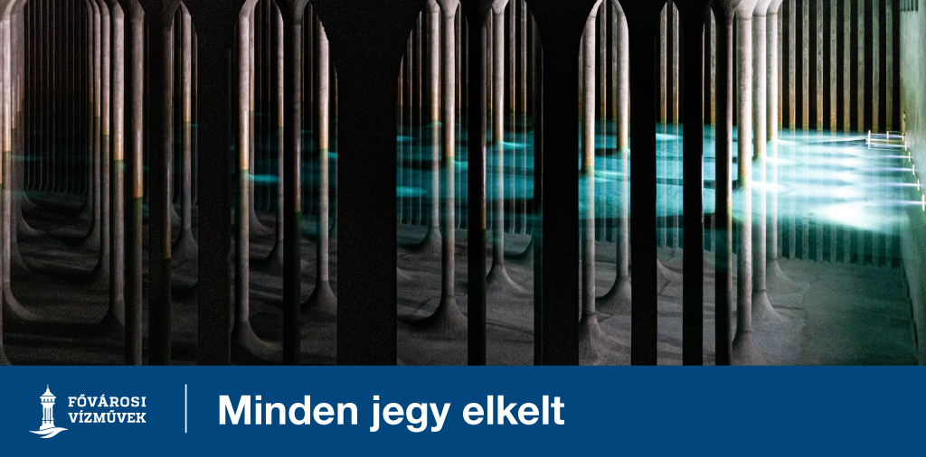 A képen a Gruber József víztároló vízzel teli medencetere látható. Felirat: Minden jegy elkelt.