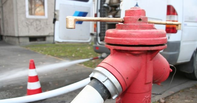 A kép illusztráció, melyen egy tűzcsap ellenőrzés alatt álló tűzcsap látható.