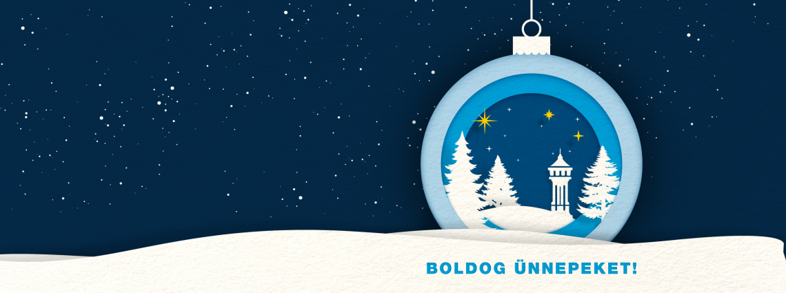 A képen egy téli tájat ábrázoló karácsonyfagömb látható, melyen a Fővárosi Vízműveket jelképező víztorony is helyet kapott.