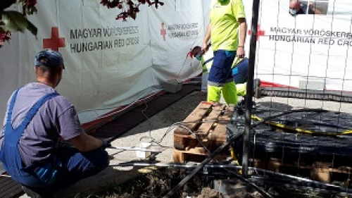 A képen a Fővárosi Vízművek szakemberei láthatók a Heim Pál kórház udvarán végzett munkálatok közben.