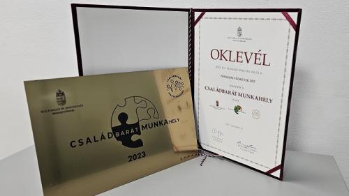 A képen a Családbarát díj plakettja és oklevele látható.
