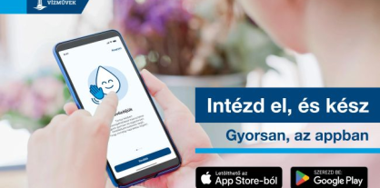 A képen egy mobiltelefont tartó ember keze, a képernyőn az applikáció nyitóképe látható. Felirat: Intézd el, és kész. Gyorsan, az appban.