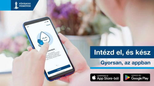 A képen egy mobiltelefont tartó ember keze, a képernyőn az applikáció nyitóképe látható. Felirat: Intézd el, és kész. Gyorsan, az appban.