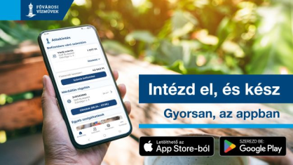 A képen egy mobiltelefont tartó ember keze látható, aki az applikációban éppen ügyintéz, miközben kirándul. 