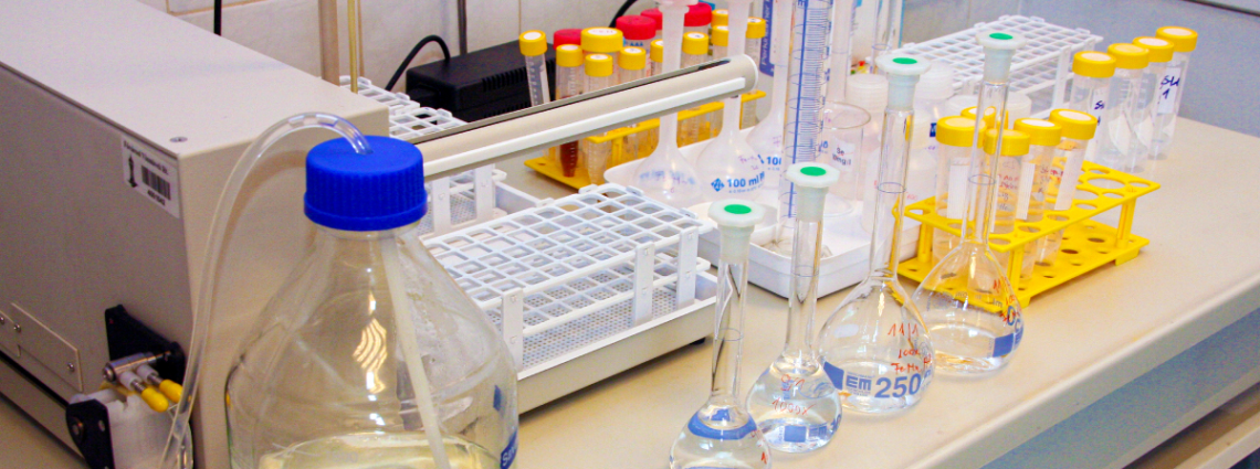 Az illusztráción a Fővárosi Vízművek Laboratóriumában zajló vízvizsgálati folyamat egyik lépése látható.